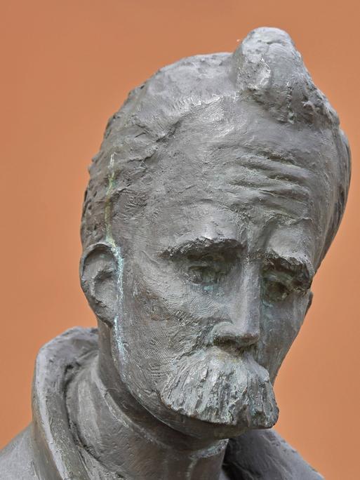 Bronzeskulptur von Philosoph Friedrich Nietzsche