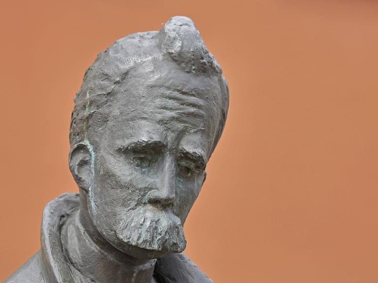 Bronzeskulptur von Philosoph Friedrich Nietzsche