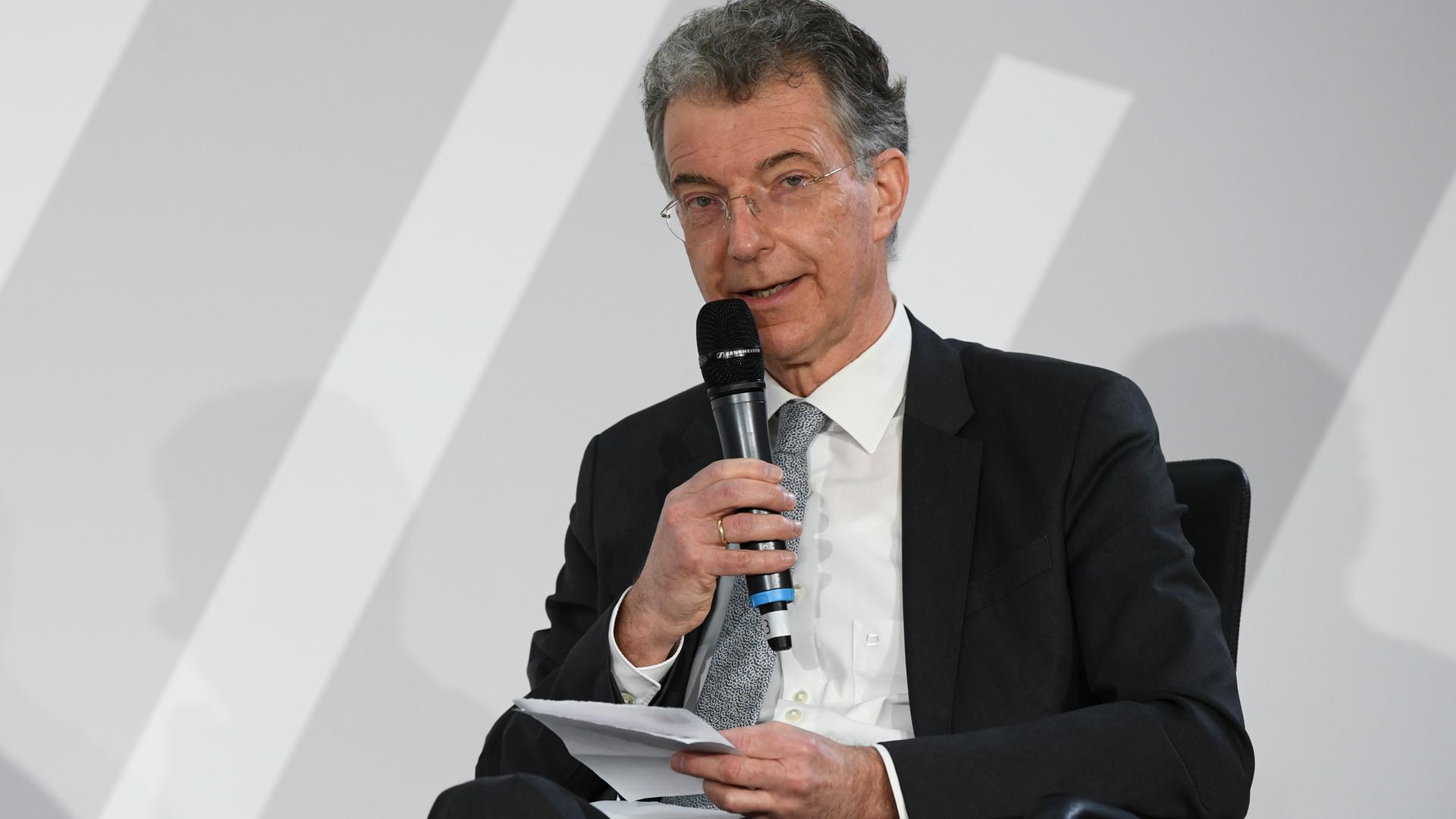 ADer Vorsitzende der Münchner Sicherheitskonferenz, Christoph Heusgen, sitzt in einer Podiumsdiskussion in Berlin und spricht in ein Mikrofon.