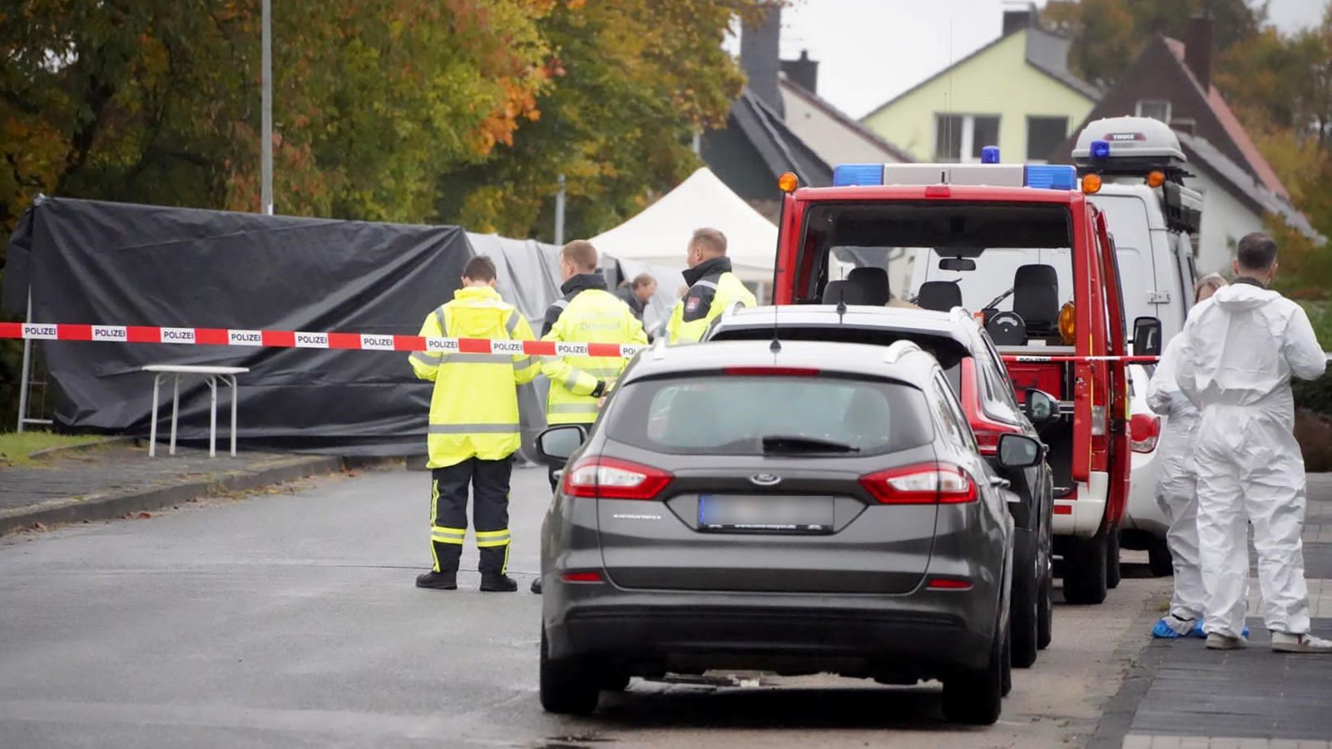 Horn-Bad Meinberg: Ermittler stehen in einem von der Polizei abgesperrten Bereich, nachdem eine Leiche gefunden wurde.