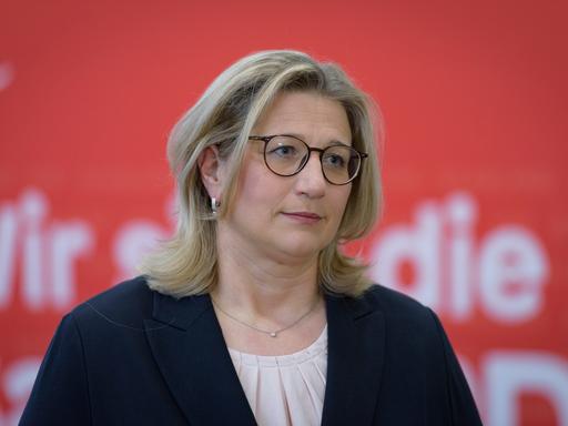 Die saarländische Ministerpräsidentin Anke Rehlinger (SPD) vor rotem Hintergrund Die saarländische Ministerpräsidentin Anke Rehlinger (SPD) vor rotem Hintergrund