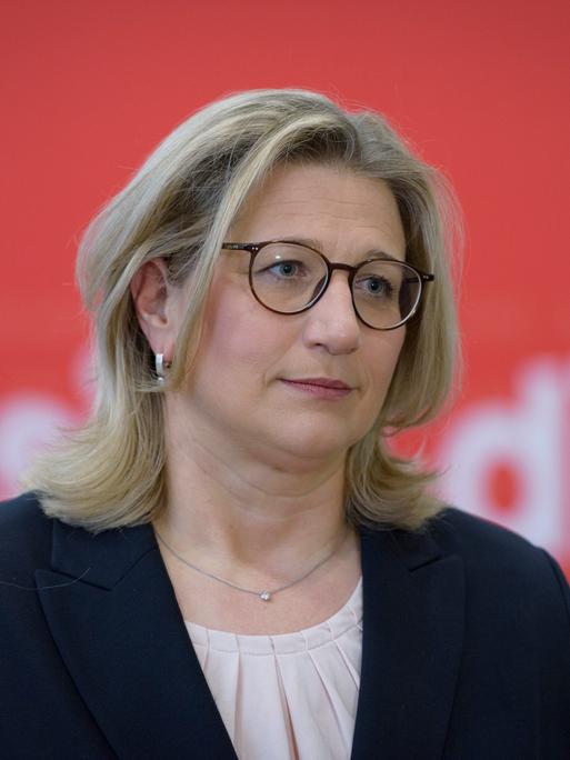 Die saarländische Ministerpräsidentin Anke Rehlinger (SPD) vor rotem Hintergrund Die saarländische Ministerpräsidentin Anke Rehlinger (SPD) vor rotem Hintergrund