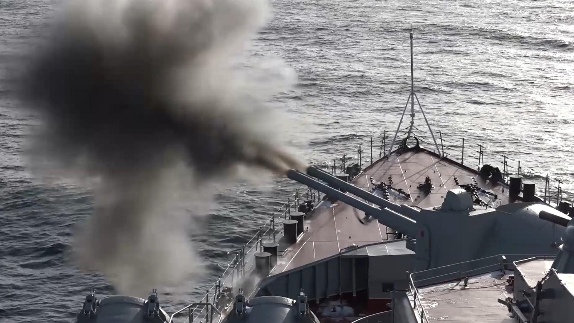 Symbolbild der russischen Staatsagentur Tass: Vom Bug eines russischen Kriegsschiffes wird Munition abgefeuert. 