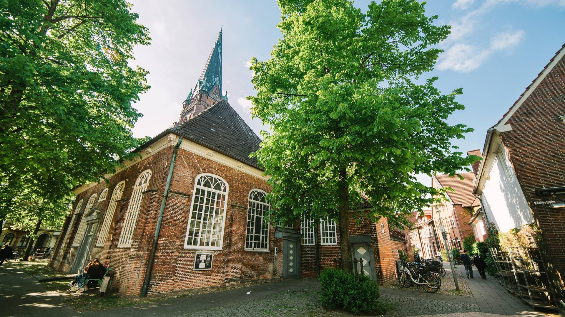 Die Nikolaikirche mit neugotischem Kirchturm steht in sonnigem Licht im Zentrum von Elmshorn.