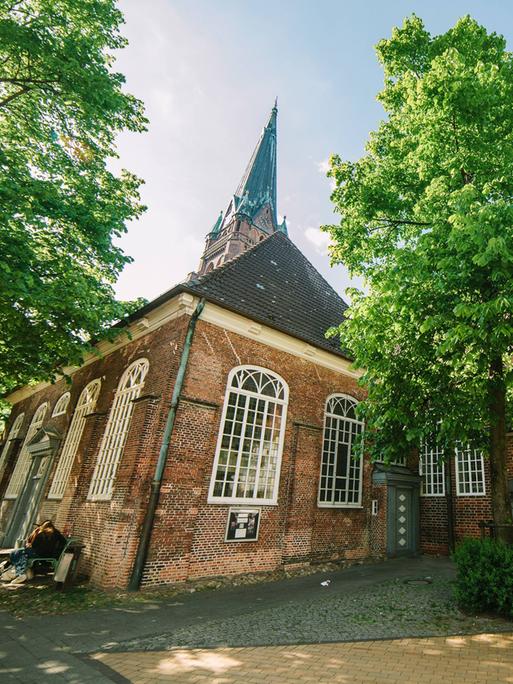 Die Nikolaikirche mit neugotischem Kirchturm steht in sonnigem Licht im Zentrum von Elmshorn.