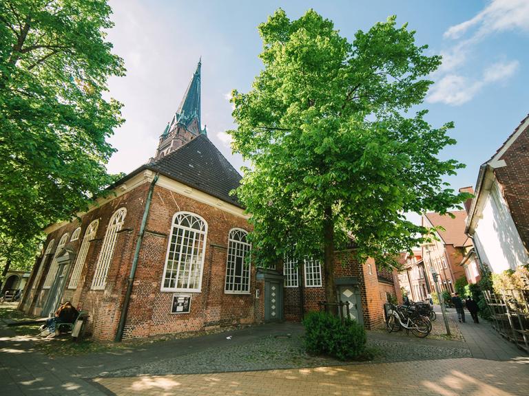 Die Nikolaikirche mit neugotischem Kirchturm steht in sonnigem Licht im Zentrum von Elmshorn.