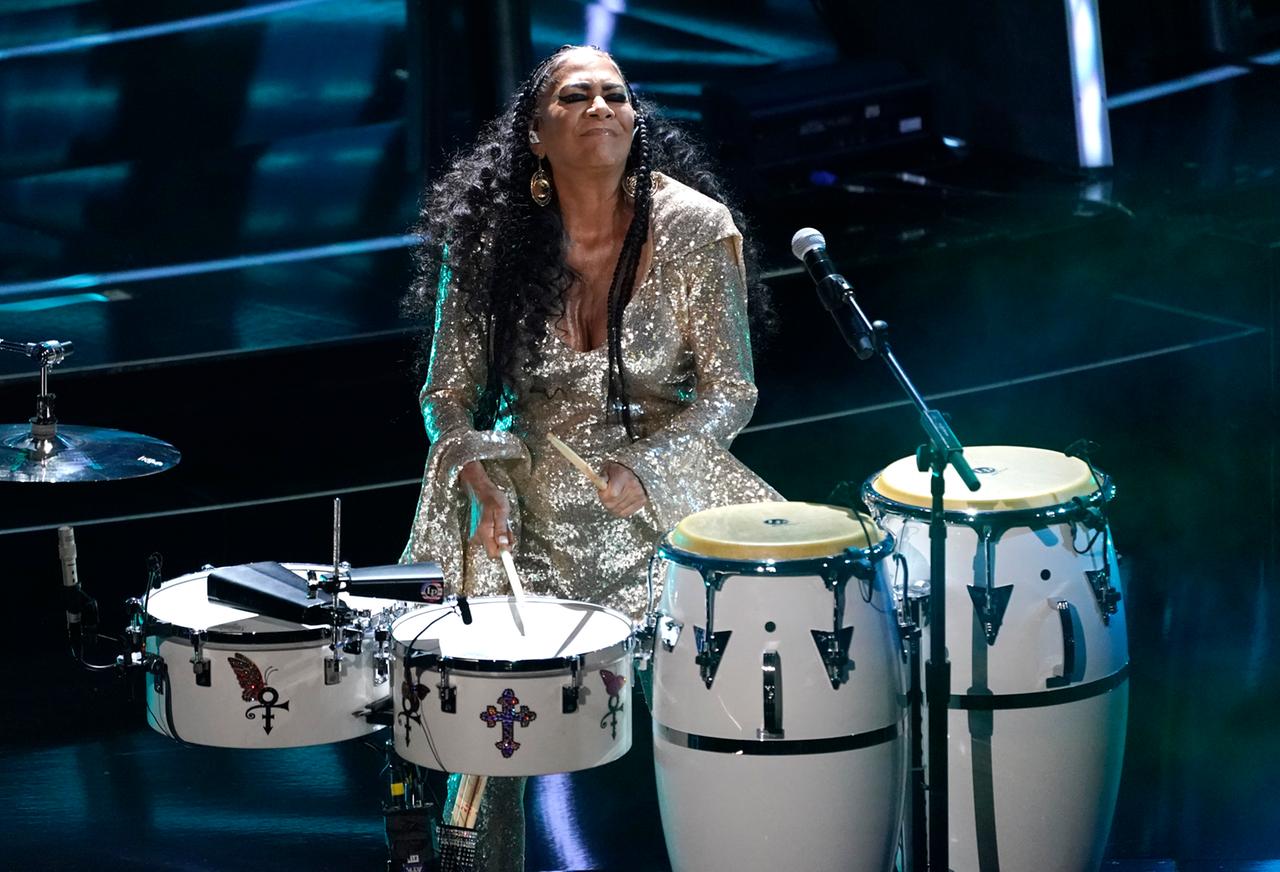 Die Musikerin Sheila E. spielt in einem glitzernden Kleid bei den Billboard Music Awards 2020 Schlagzeug. 