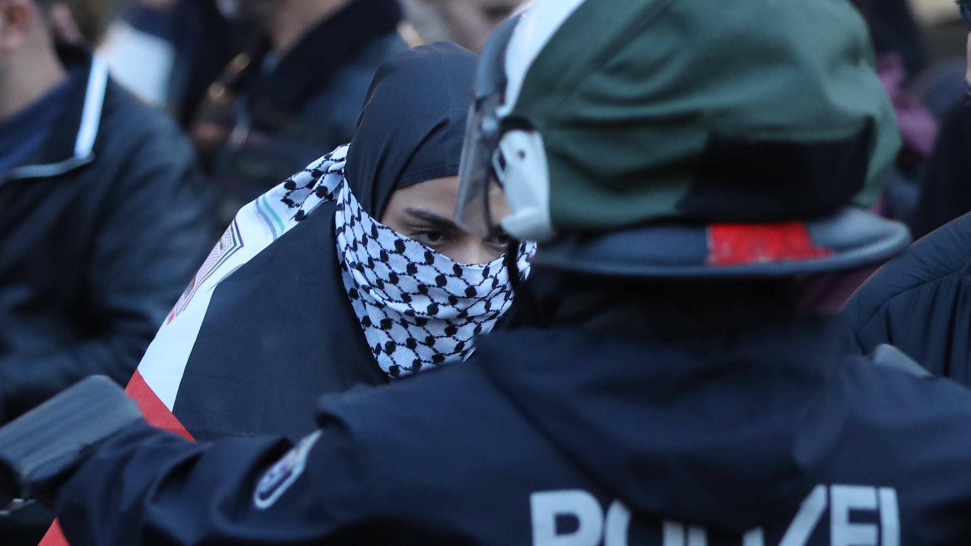 Erneut ist es zu Pro-Palästina-Demos gekommen. In Berlin sprach die Polizei von einer "angespannten Sicherheitslage". Erneut ist es zu Pro-Palästina-Demos gekommen. In Berlin sprach die Polizei von einer "angespannten Sicherheitslage".