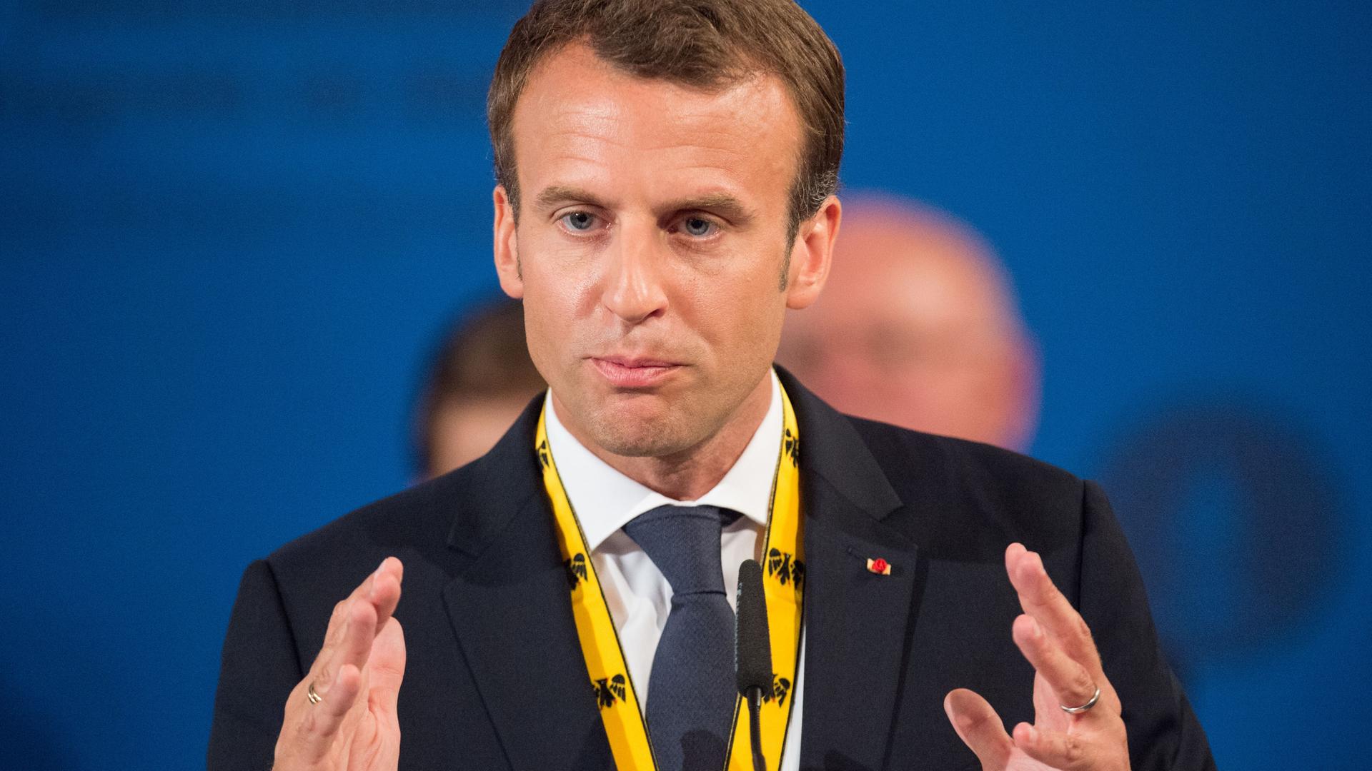 Emmanuel Macron gestikuliert während einer Rede