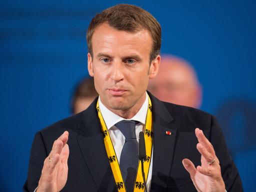 Emmanuel Macron gestikuliert während einer Rede