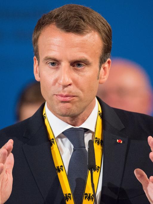 Emmanuel Macron gestikuliert während einer Rede