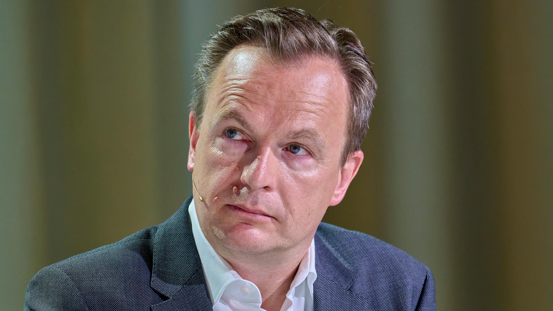 Jens Südekum guckt zur Seite.