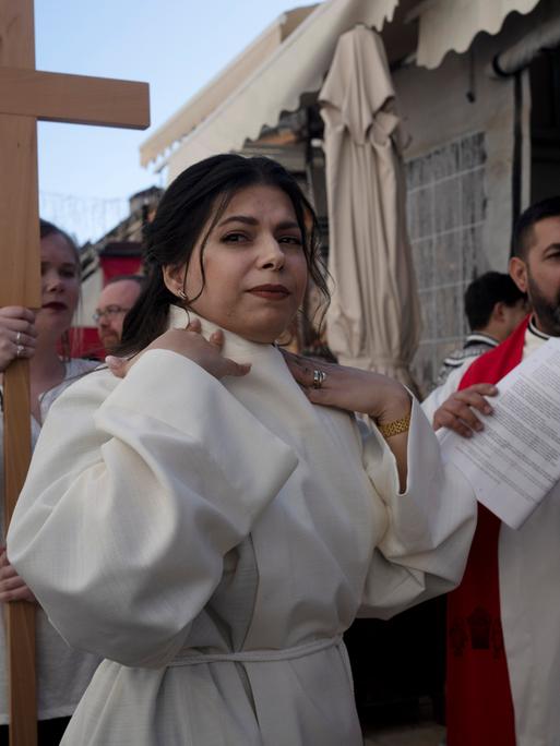 Sally Azar prüft ihr Halsband vor der Prozession zu ihrer Ordination als erste Pfarrerin im Heiligen Land in der Altstadt von Jerusalem.