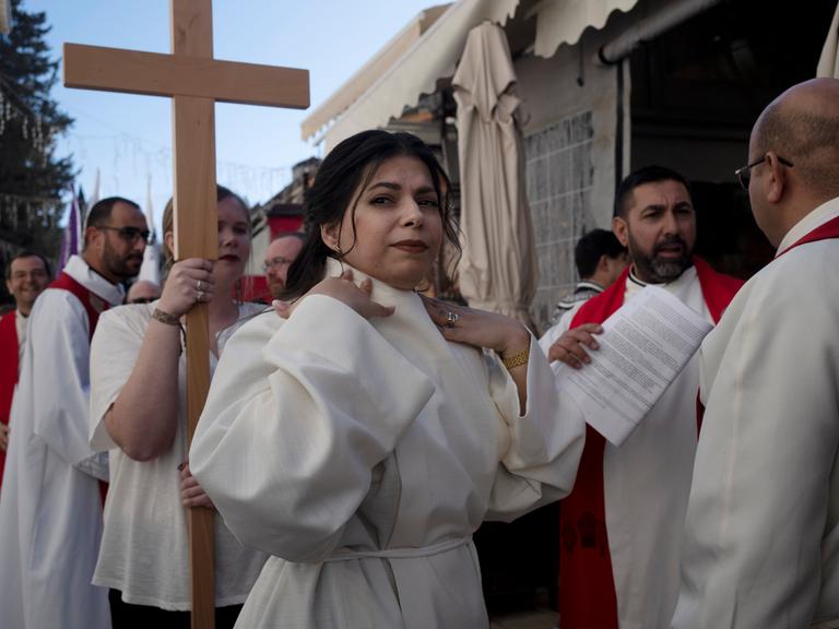 Sally Azar prüft ihr Halsband vor der Prozession zu ihrer Ordination als erste Pfarrerin im Heiligen Land in der Altstadt von Jerusalem.
