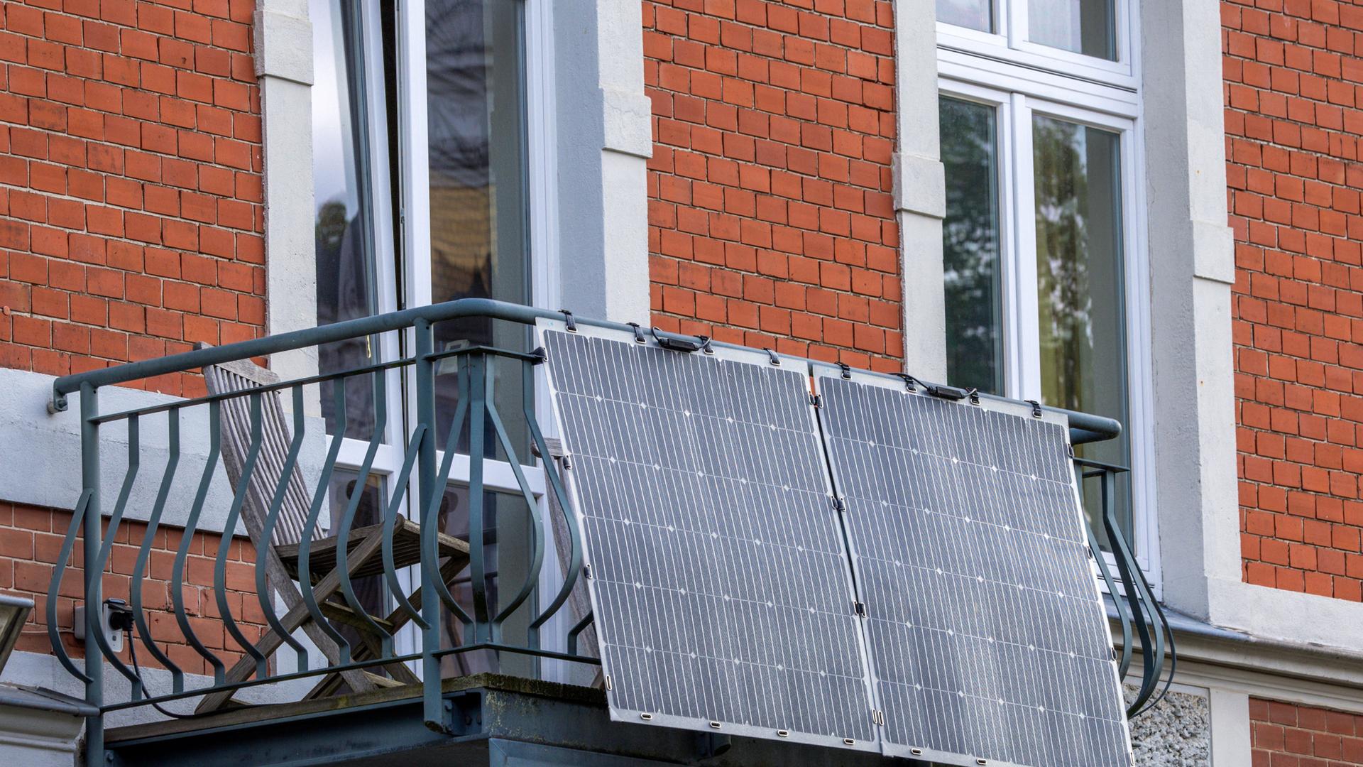 Solarmodule für ein sogenanntes Balkonkraftwerk hängen an einem Balkon in der Altstadt. Das Bundeskabinett will heute Erleichterungen von Solaranlagen beschlieÃen.