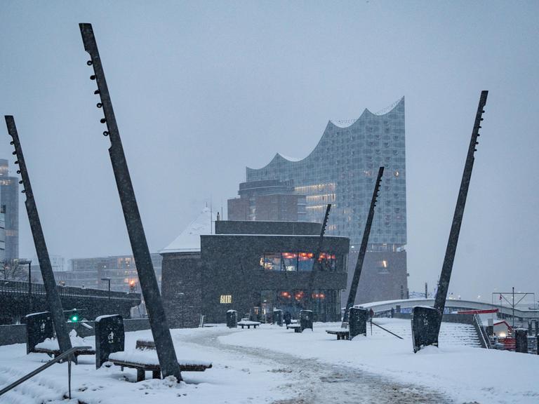Schnee an den Hamburger Landungsbrücken, im Hintergrund die Elbphilharmonie