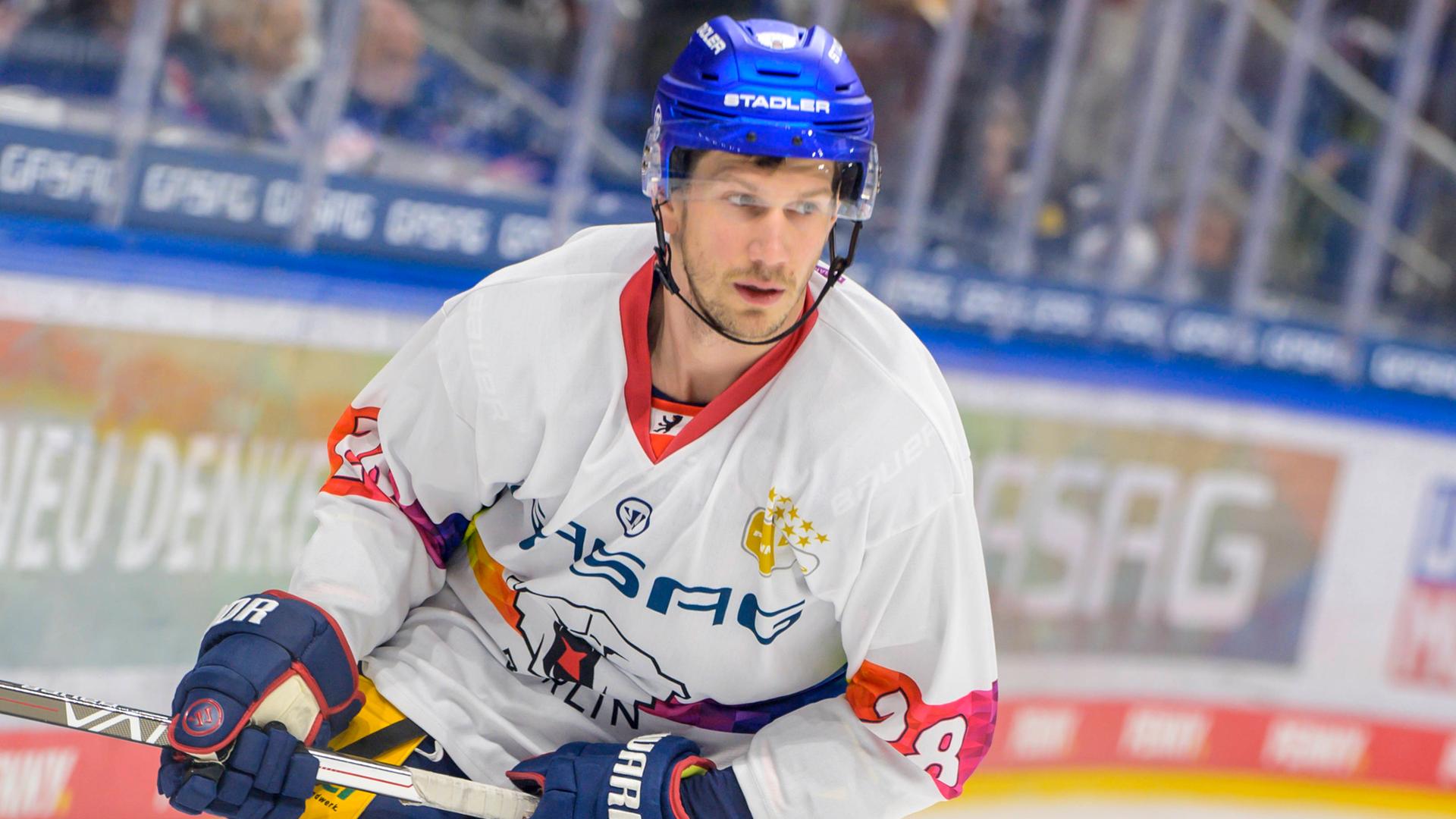 Frank Mauer Eisbaeren Berlin, 28, Freisteller, Fokus, fokussiert, 13.01.23, Penny DEL, Eisbaeren Berlin vs Augsburg Panther, in der Mercedes Benz Arena, Spieltag 42, Spielzeit 2022/2023 GER, Berlin, DEL, Eisbaeren Berlin vs Augsburg Panther, 13.01.23, Spieltag 42, Spielzeit 2022/2023, Berlin *** Frank Mauer Eisbaeren Berlin, 28 , cutout, focus, focused, 13 01 23, penny DEL, Eisbaeren Berlin vs Augsburg Panther, at Mercedes Benz Arena, matchday 42, season 2022 2023 GER, Berlin, DEL, Eisbaeren Berlin vs Augsburg Panther, 13 01 23, matchday 42, season 2022 2023, Berlin Copyright: xEibner-Pressefoto/UwexKochx EP_UKH