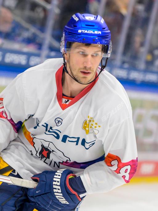 Frank Mauer Eisbaeren Berlin, 28, Freisteller, Fokus, fokussiert, 13.01.23, Penny DEL, Eisbaeren Berlin vs Augsburg Panther, in der Mercedes Benz Arena, Spieltag 42, Spielzeit 2022/2023 GER, Berlin, DEL, Eisbaeren Berlin vs Augsburg Panther, 13.01.23, Spieltag 42, Spielzeit 2022/2023, Berlin *** Frank Mauer Eisbaeren Berlin, 28 , cutout, focus, focused, 13 01 23, penny DEL, Eisbaeren Berlin vs Augsburg Panther, at Mercedes Benz Arena, matchday 42, season 2022 2023 GER, Berlin, DEL, Eisbaeren Berlin vs Augsburg Panther, 13 01 23, matchday 42, season 2022 2023, Berlin Copyright: xEibner-Pressefoto/UwexKochx EP_UKH