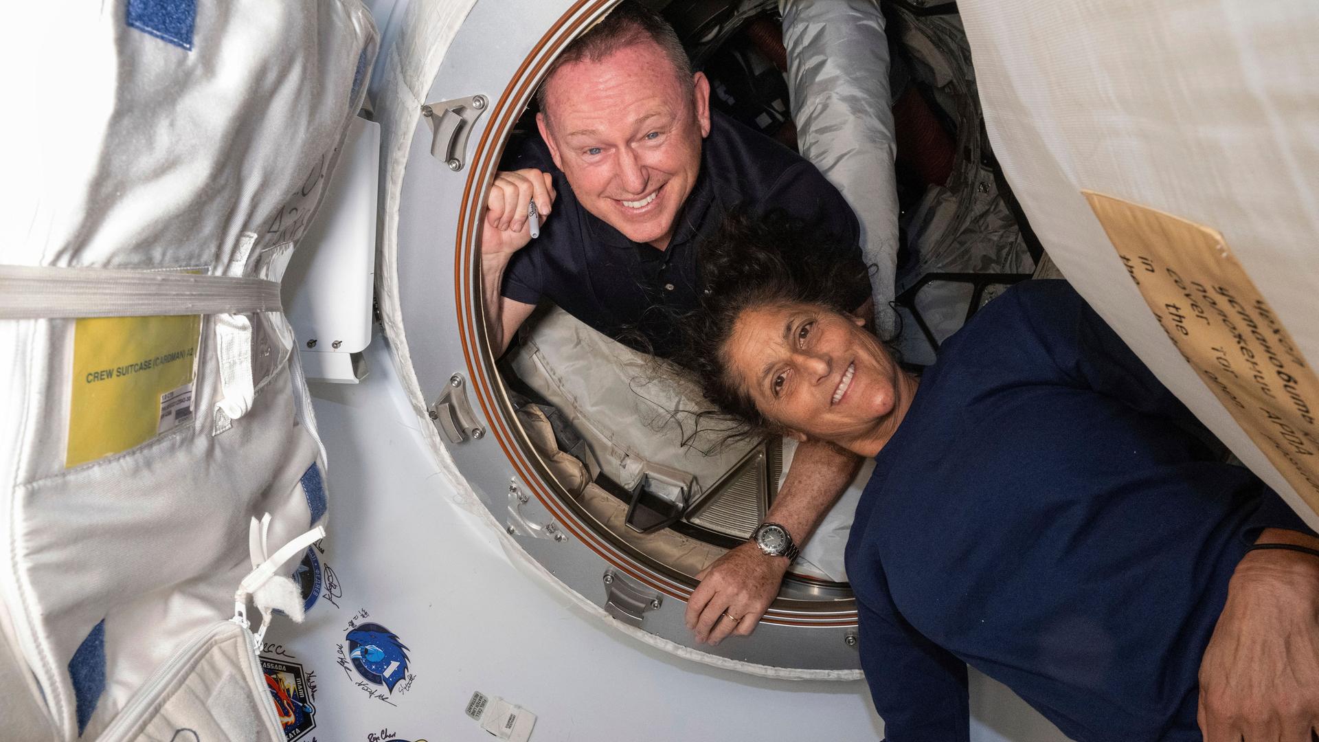 Die Astronauten Butch Wilmore and Suni Williams lächeln beim Flug im Starliner Raumschiff in die Kamera.