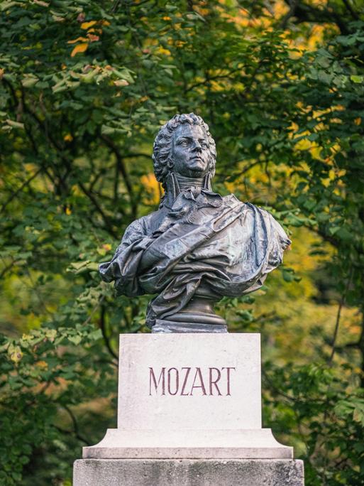 blick auf die Büste Mozarts, die in Salzburg steht.