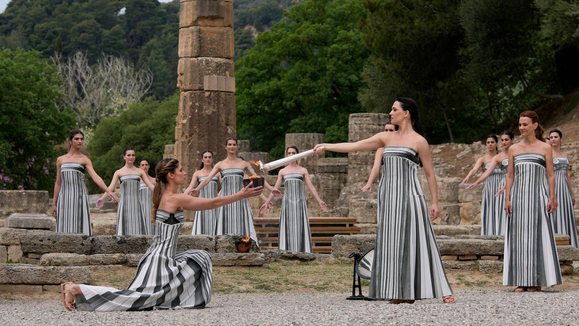 Griechenland, Olympia: Darsteller nehmen an der offiziellen Zeremonie zur Entzündung der Flamme für die Olympischen Spiele in Paris auf dem Gelände des antiken Olympia in Griechenland teil.