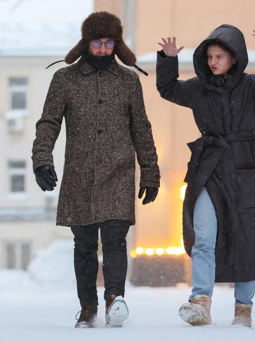 DIESES FOTO WIRD VON DER RUSSISCHEN STAATSAGENTUR TASS ZUR VERFÃGUNG GESTELLT. [RUSSIA, MOSCOW - DECEMBER 10, 2023: A man and a woman walk in a street in central Moscow. Sofya Sandurskaya/TASS]