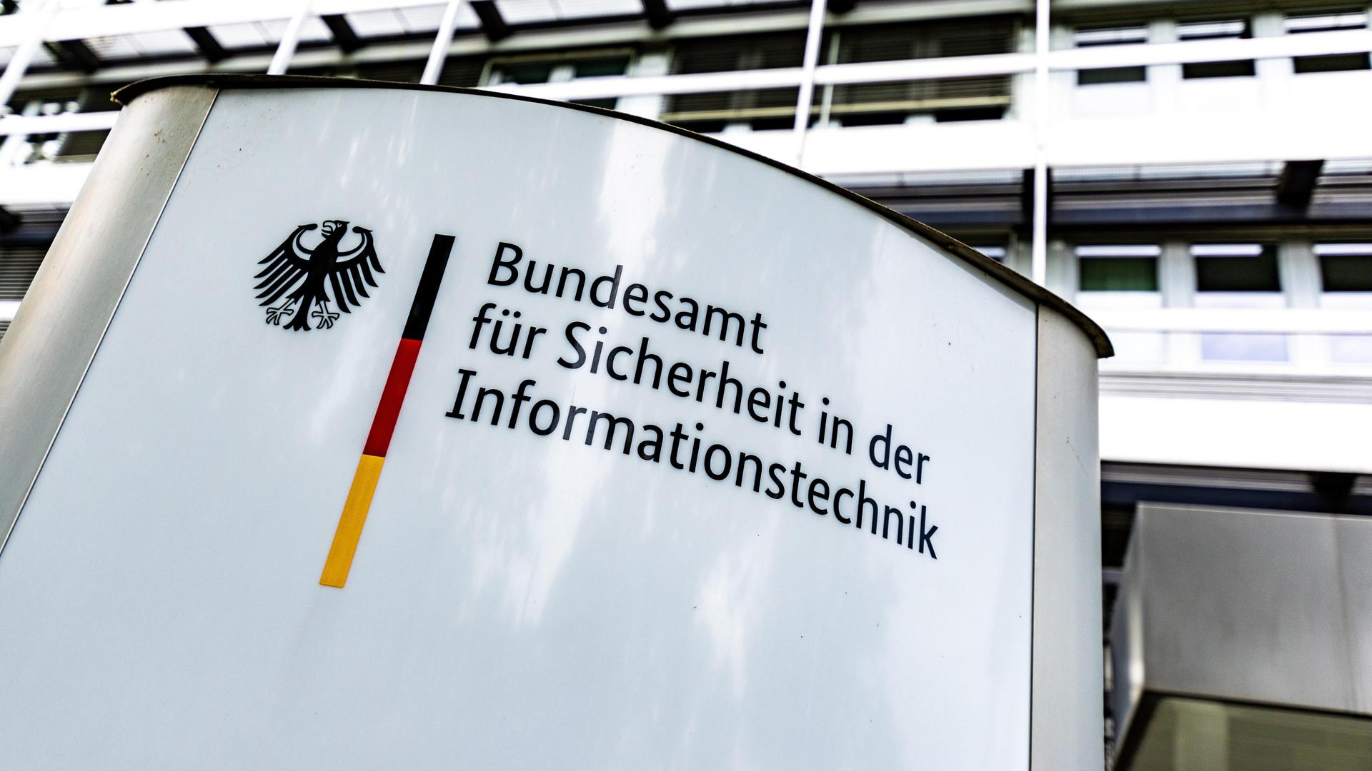 Ein großes Bürogebäude. Davor ist ein Schild. Darauf steht "Bundesamt für Sicherheit und Informationstechnik". Es ist der Sitz des BSI hat in der Godesberger Allee in Bonn