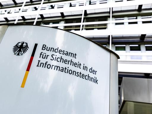 Ein großes Bürogebäude. Davor ist ein Schild. Darauf steht "Bundesamt für Sicherheit und Informationstechnik". Es ist der Sitz des BSI hat in der Godesberger Allee in Bonn Ein großes Bürogebäude. Davor ist ein Schild. Darauf steht "Bundesamt für Sicherheit und Informationstechnik". Es ist der Sitz des BSI hat in der Godesberger Allee in Bonn