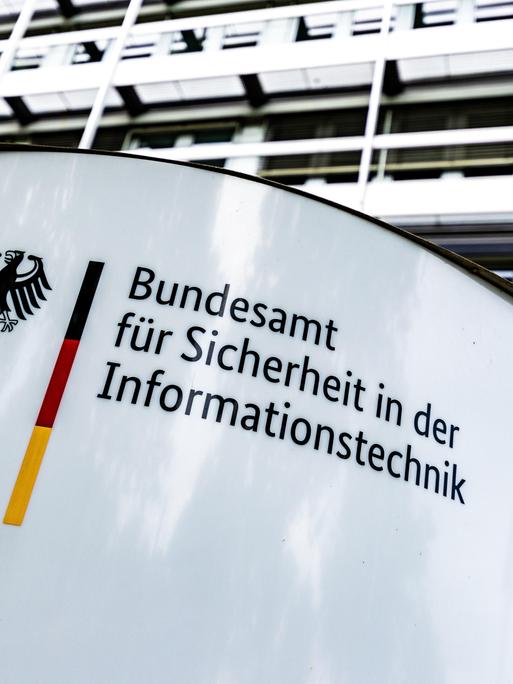 Ein großes Bürogebäude. Davor ist ein Schild. Darauf steht "Bundesamt für Sicherheit und Informationstechnik". Es ist der Sitz des BSI hat in der Godesberger Allee in Bonn Ein großes Bürogebäude. Davor ist ein Schild. Darauf steht "Bundesamt für Sicherheit und Informationstechnik". Es ist der Sitz des BSI hat in der Godesberger Allee in Bonn