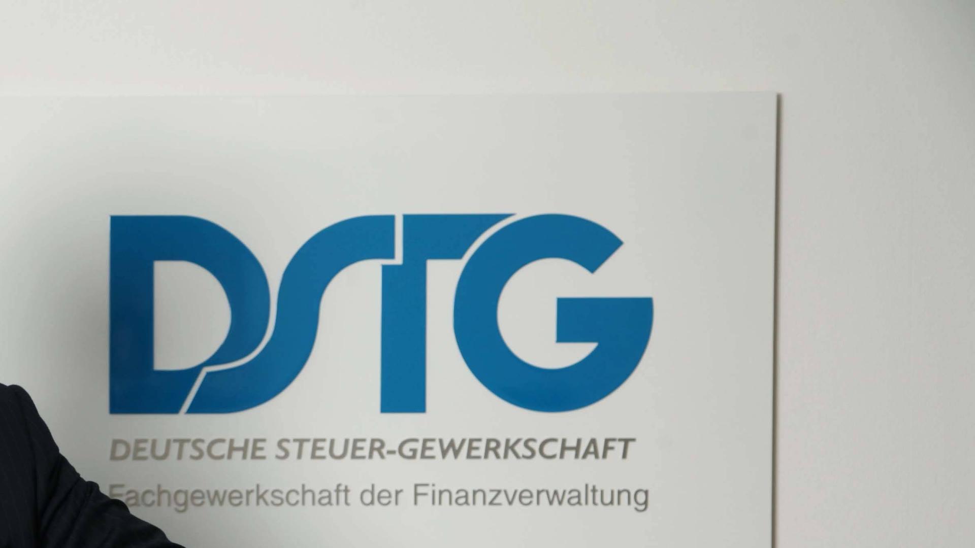 Das Logo der Deutschen Steuergewerkschaft (DSTG) vor hellem Hintergrund