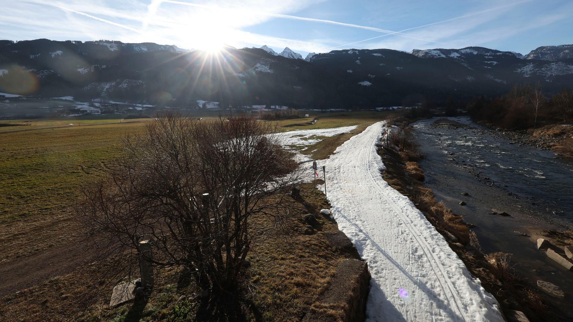 Italien, Predazzo: Die Sonne geht über den Bergen im Val di Fiemme auf.