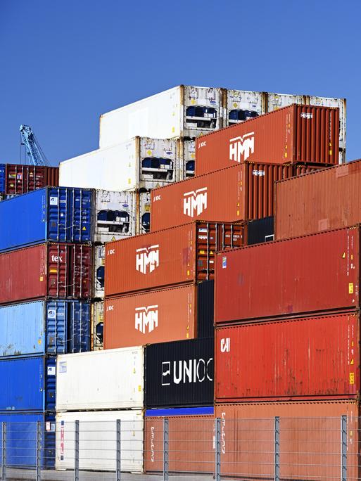 Gestapelte Container stehen im Hamburger Hafen.