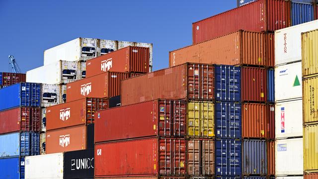 Das Foto zeigt viele Container im Hamburger Hafen.