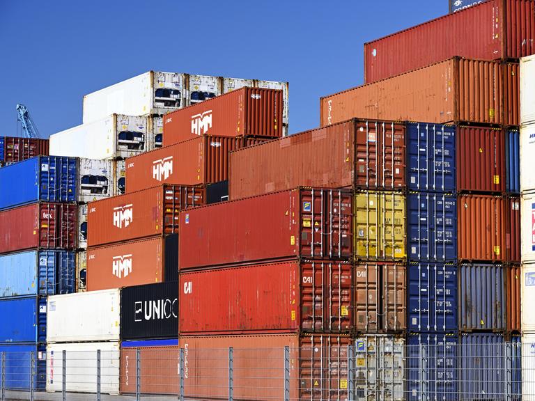 Gestapelte Container stehen im Hamburger Hafen.