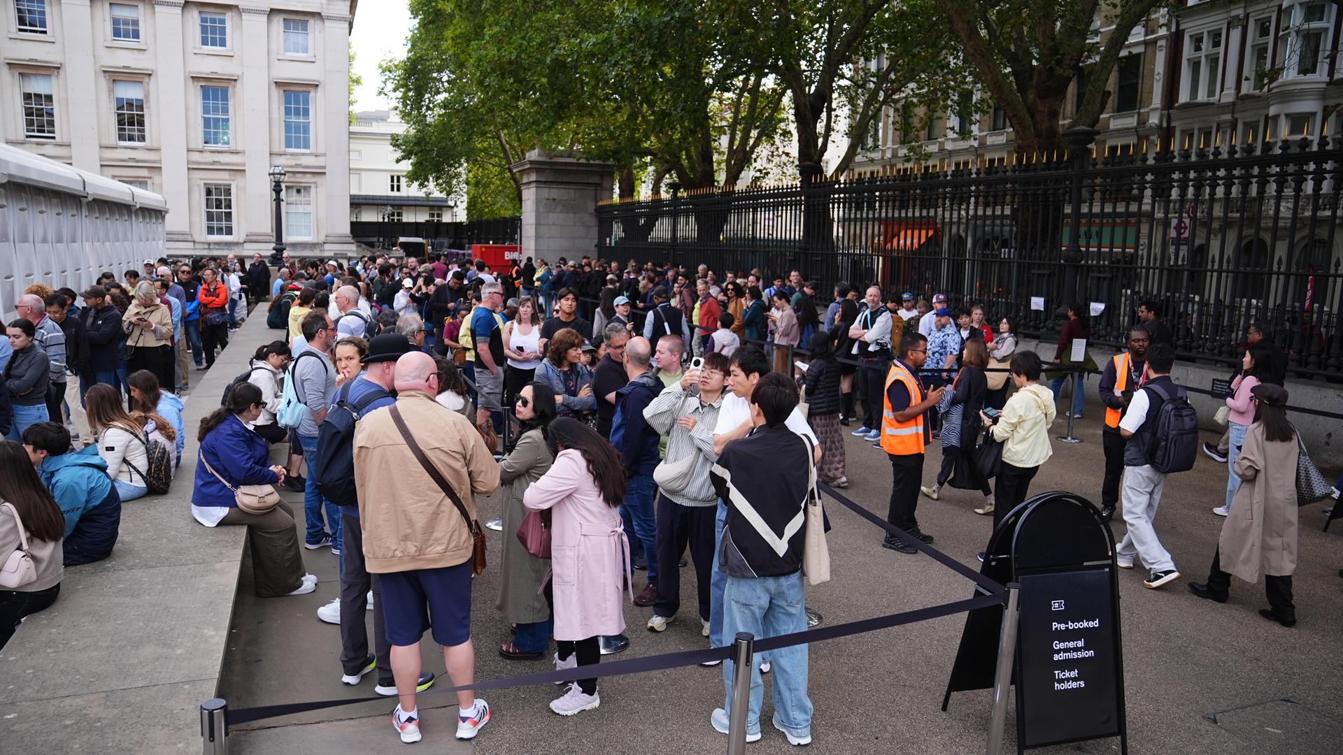 Menschen stehen in Reihen vor dem British Museum in London Menschen stehen in Reihen vor dem British Museum in London