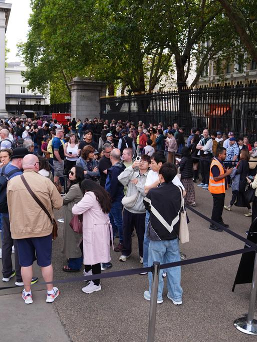 Menschen stehen in Reihen vor dem British Museum in London