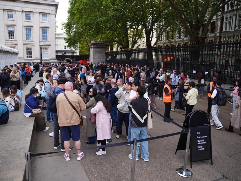 Menschen stehen in Reihen vor dem British Museum in London