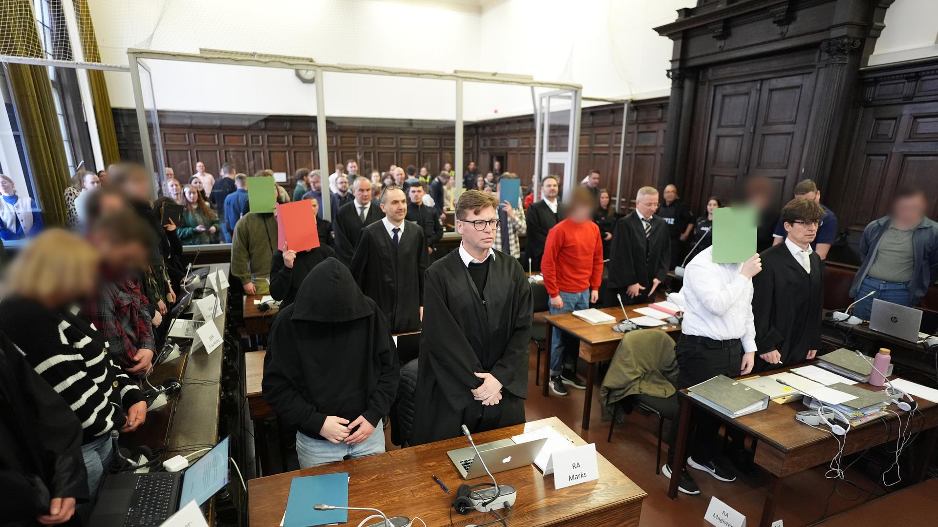 Die Angeklagten stehen im Sitzungssaal im Strafjustizgebäude zu Beginn des Prozesses gegen die rechtsextreme Terrorgruppe "Letzte Verteidigungswelle". Die Angeklagten stehen im Sitzungssaal im Strafjustizgebäude zu Beginn des Prozesses gegen die rechtsextreme Terrorgruppe "Letzte Verteidigungswelle".