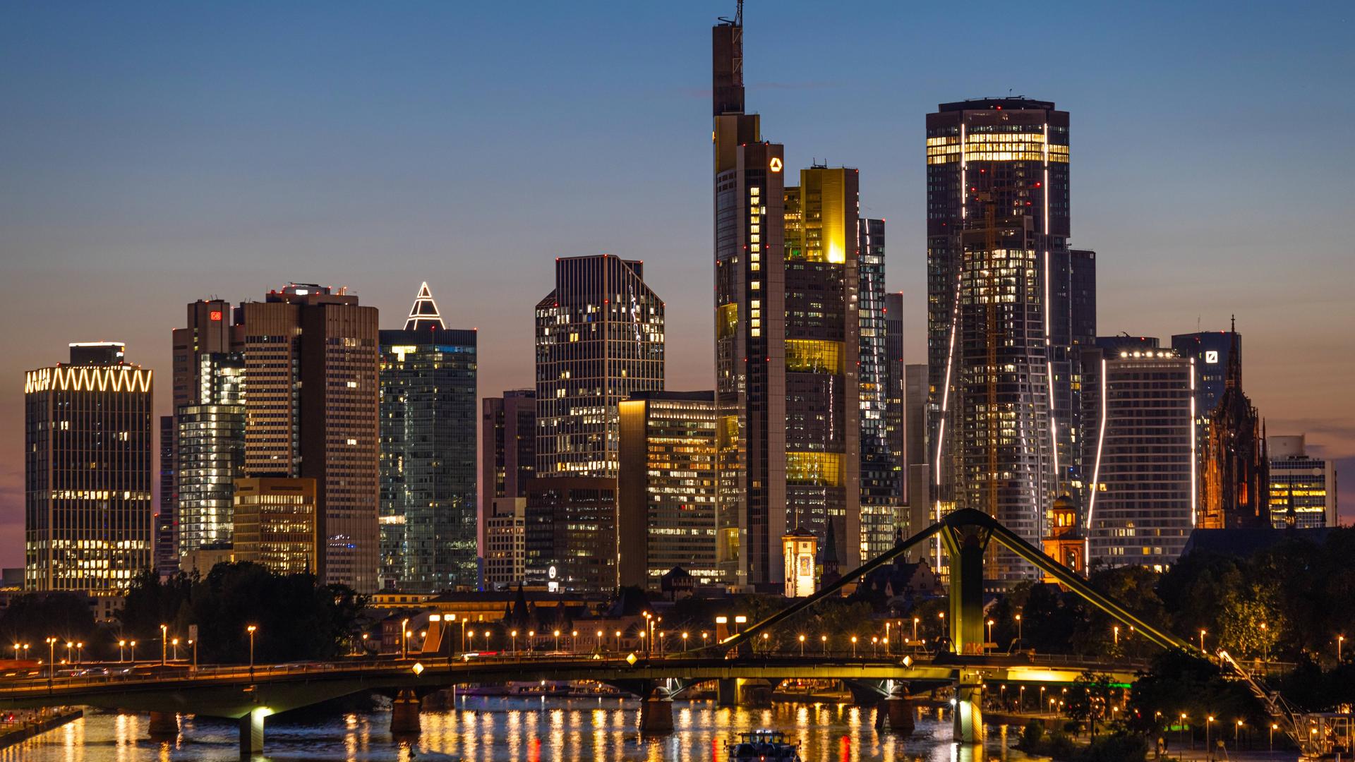 Die Skyline am Abend in Frankfurt am Main