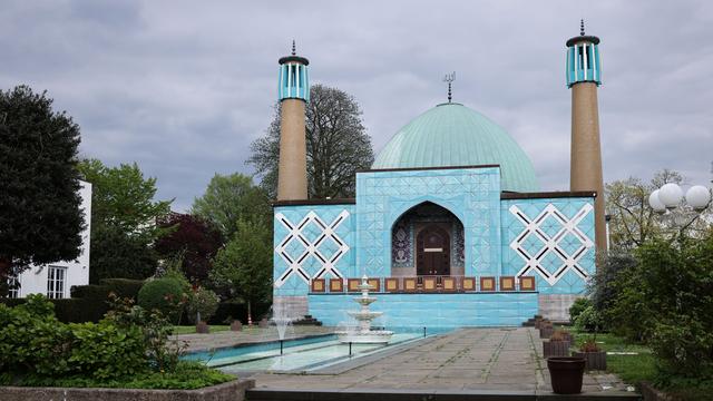 Eine blaue Moschee mit zwei kleinen Türmen.