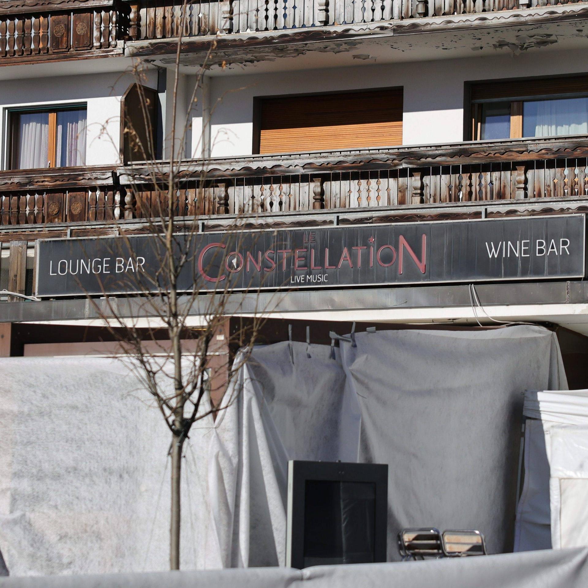 Die Bar "Le Constellation" in Crans-Montana von außen. Der Eingang ist mit weißen Planen verhüllt.