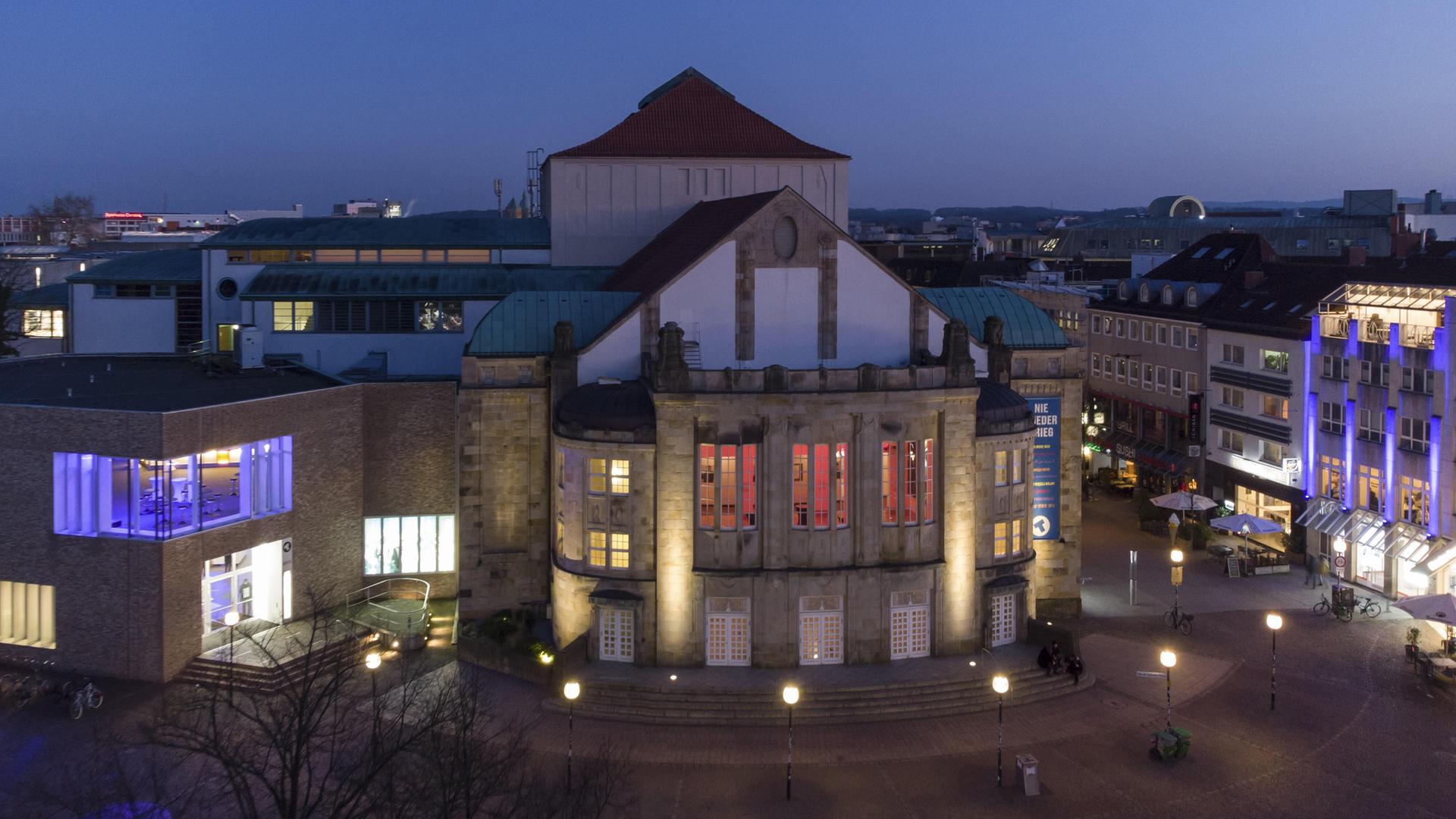 Luftaufnahme vom erleuchteten Theater Osnabrück am Abend Luftaufnahme vom erleuchteten Theater Osnabrück am Abend