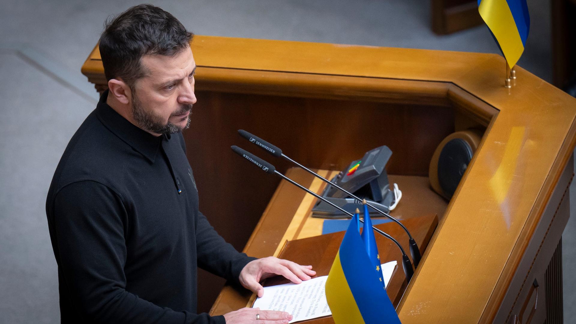 Kiew: Auf diesem vom Pressedienst des ukrainischen Präsidenten via AP zur Verfügung gestellten Foto spricht Wolodymyr Selenskyj, Präsident der Ukraine, zu den Parlamentariern in der Werchowna Rada. 