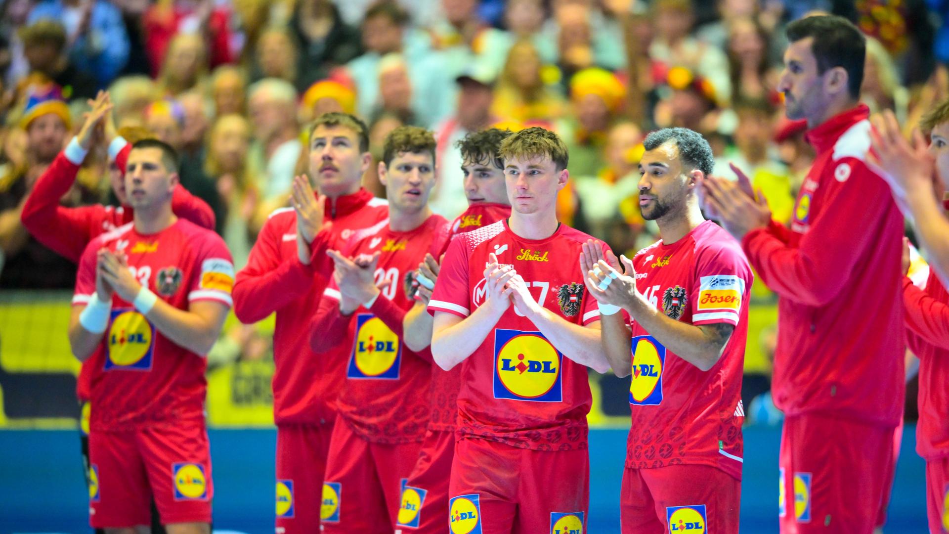 Österreichs Handball-Nationalspieler feiern den Sieg gegen Serbien. 