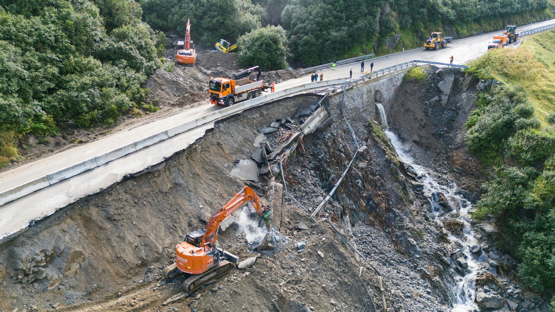 Unwetterschäden und Aufräumarbeiten auf der Arlbergpassstraße in Österreich