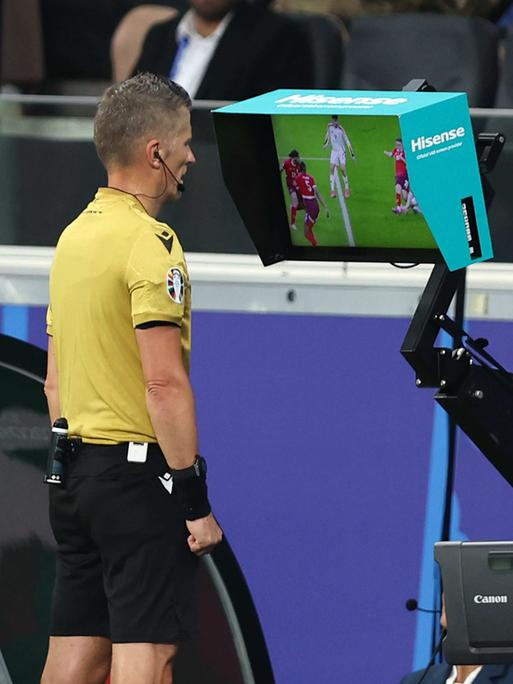 Schiedsrichter Daniele Orsato prüft beim Spiel Schweiz gegen Deutschland bei der Fußball-Europameisterschaft eine Szene.