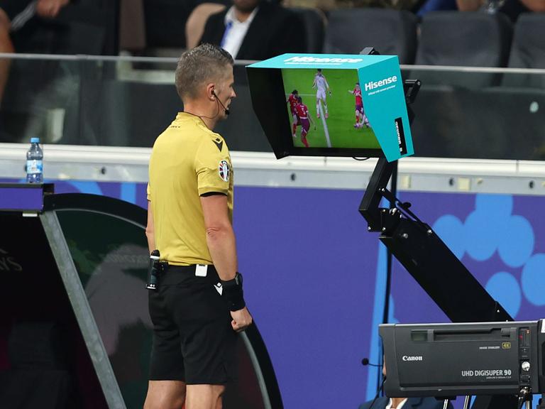 Schiedsrichter Daniele Orsato prüft beim Spiel Schweiz gegen Deutschland bei der Fußball-Europameisterschaft eine Szene.