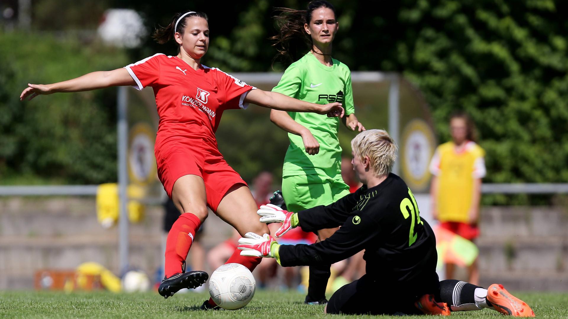 Sanja Holetic (FV Löchgau), Maren Aupperle (Biegelkicker Erdmannhausen), Jessica Welte (Biegelkicker Erdmannhausen) im WfV-Pokalspiel (von links)