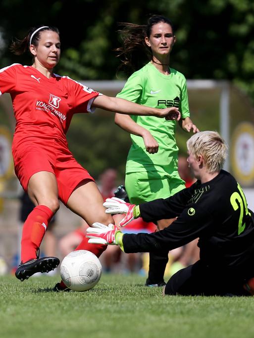 Sanja Holetic (FV Löchgau), Maren Aupperle (Biegelkicker Erdmannhausen), Jessica Welte (Biegelkicker Erdmannhausen) im WfV-Pokalspiel (von links)