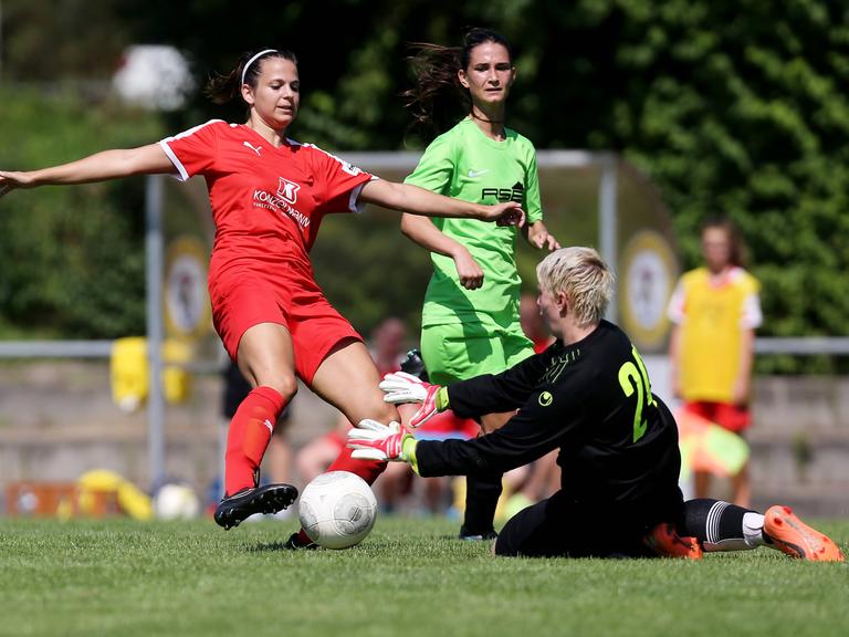 Sanja Holetic (FV Löchgau), Maren Aupperle (Biegelkicker Erdmannhausen), Jessica Welte (Biegelkicker Erdmannhausen) im WfV-Pokalspiel (von links)